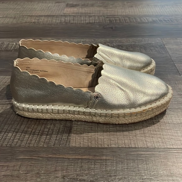 crown & ivy Shoes - crown & ivy Jodi flats in silver size 6.5